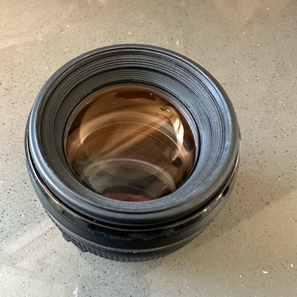 Canon EF 85mm 1.8 Lens - Picture 2 of 6